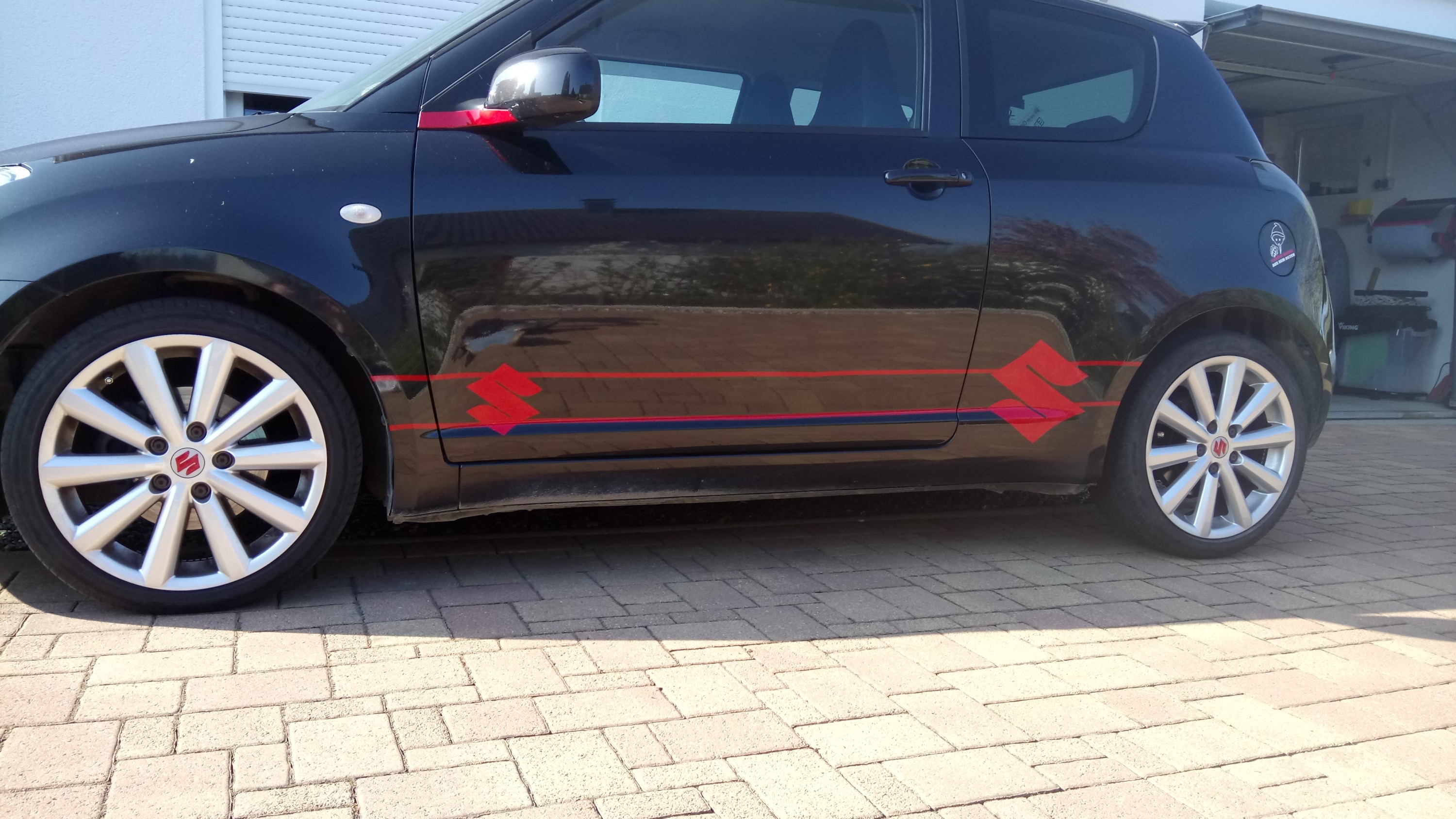 Das kleine Schwarze von der Seite