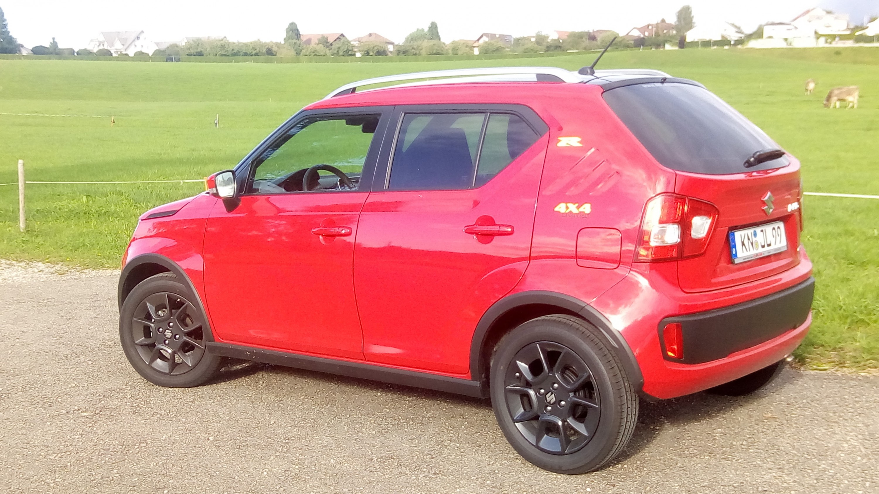Ignis Lotusan mit Sommerbereifung und Aufkleber "R" und 4x4 Limited