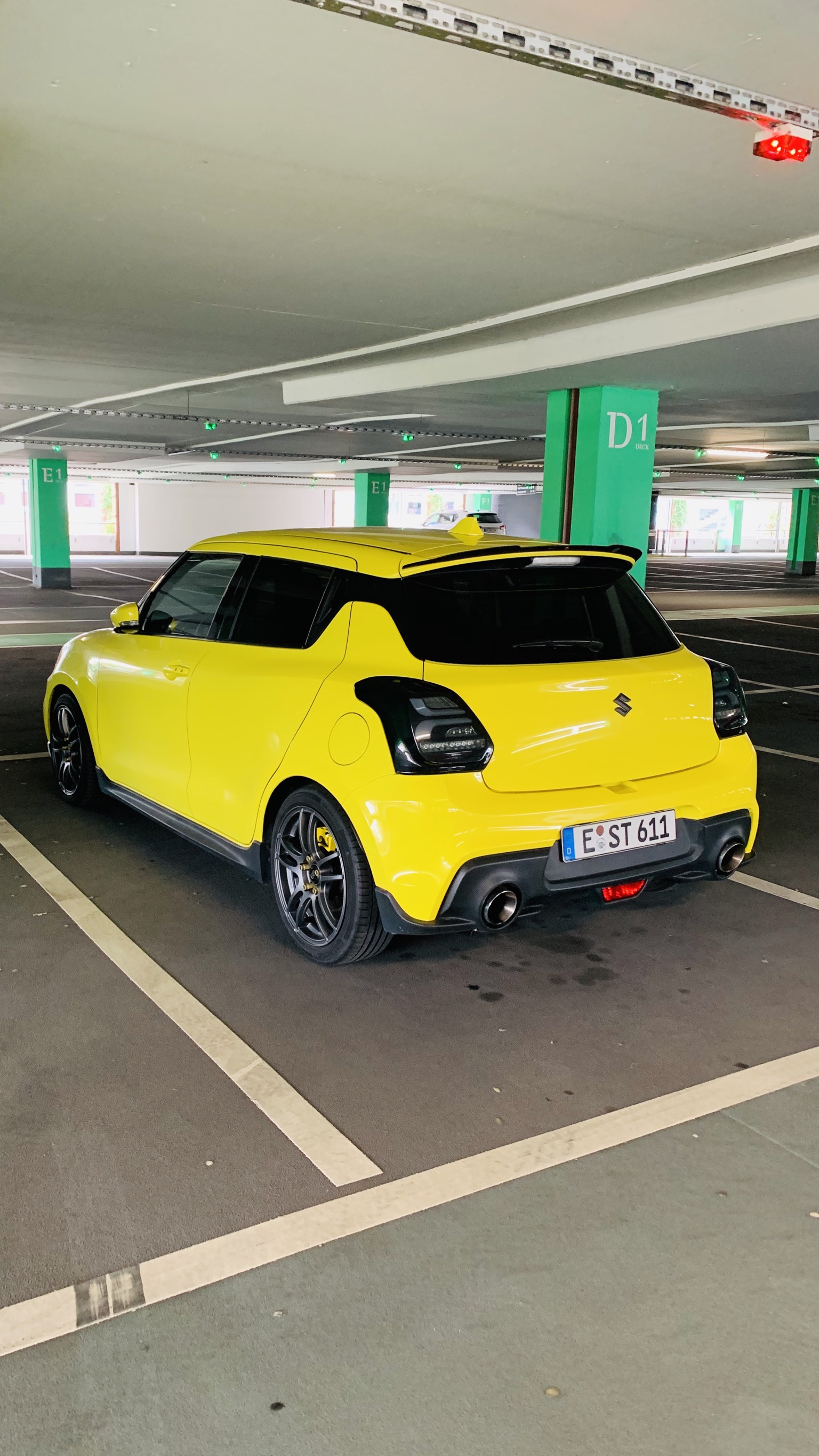 Mit Maxton Spoiler und gelben Sätteln