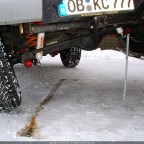 Hinterachse rechts angehoben